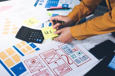 UI UX web tasarımcılarından oluşan takım UI UX ön tasarım önizlemeleri, UI UX web geliştirme fikirleri ve ön uç tasarımcı ile mobil yanıt veren web siteleri geliştirmek için birlikte çalışıyor. uygulama geliştirme