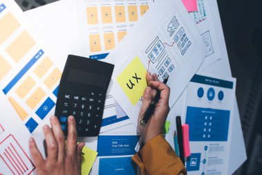 UI UX web tasarımcılarından oluşan takım UI UX ön tasarım önizlemeleri, UI UX web geliştirme fikirleri ve ön uç tasarımcı ile mobil yanıt veren web siteleri geliştirmek için birlikte çalışıyor. uygulama geliştirme