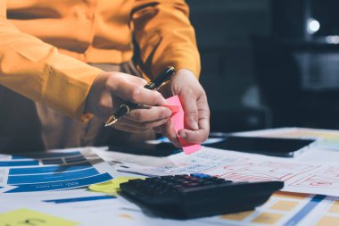 UI UX web tasarımcılarından oluşan takım UI UX ön tasarım önizlemeleri, UI UX web geliştirme fikirleri ve ön uç tasarımcı ile mobil yanıt veren web siteleri geliştirmek için birlikte çalışıyor. uygulama geliştirme