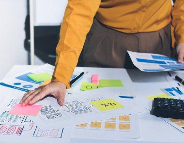 UI UX web tasarımcılarından oluşan takım UI UX ön tasarım önizlemeleri, UI UX web geliştirme fikirleri ve ön uç tasarımcı ile mobil yanıt veren web siteleri geliştirmek için birlikte çalışıyor. uygulama geliştirme