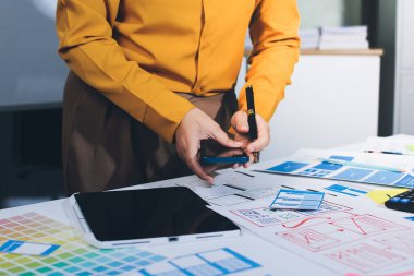 UI UX web tasarımcılarından oluşan takım UI UX ön tasarım önizlemeleri, UI UX web geliştirme fikirleri ve ön uç tasarımcı ile mobil yanıt veren web siteleri geliştirmek için birlikte çalışıyor. uygulama geliştirme