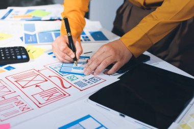 UI UX web tasarımcılarından oluşan takım UI UX ön tasarım önizlemeleri, UI UX web geliştirme fikirleri ve ön uç tasarımcı ile mobil yanıt veren web siteleri geliştirmek için birlikte çalışıyor. uygulama geliştirme