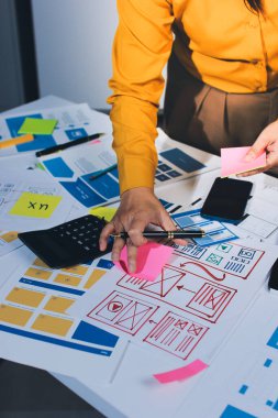 UI UX web tasarımcılarından oluşan takım UI UX ön tasarım önizlemeleri, UI UX web geliştirme fikirleri ve ön uç tasarımcı ile mobil yanıt veren web siteleri geliştirmek için birlikte çalışıyor. uygulama geliştirme