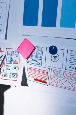 UI UX web tasarımcılarından oluşan takım UI UX ön tasarım önizlemeleri, UI UX web geliştirme fikirleri ve ön uç tasarımcı ile mobil yanıt veren web siteleri geliştirmek için birlikte çalışıyor. uygulama geliştirme