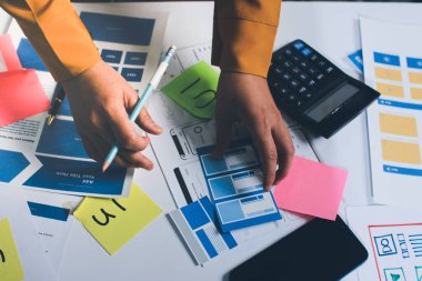 UI UX web tasarımcılarından oluşan takım UI UX ön tasarım önizlemeleri, UI UX web geliştirme fikirleri ve ön uç tasarımcı ile mobil yanıt veren web siteleri geliştirmek için birlikte çalışıyor. uygulama geliştirme