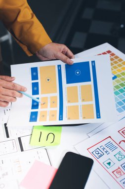 UI UX web tasarımcılarından oluşan takım UI UX ön tasarım önizlemeleri, UI UX web geliştirme fikirleri ve ön uç tasarımcı ile mobil yanıt veren web siteleri geliştirmek için birlikte çalışıyor. uygulama geliştirme