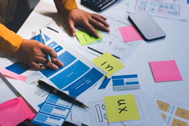 UI UX web tasarımcılarından oluşan takım UI UX ön tasarım önizlemeleri, UI UX web geliştirme fikirleri ve ön uç tasarımcı ile mobil yanıt veren web siteleri geliştirmek için birlikte çalışıyor. uygulama geliştirme