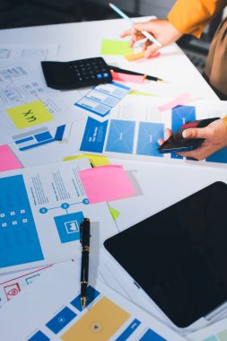 UI UX web tasarımcılarından oluşan takım UI UX ön tasarım önizlemeleri, UI UX web geliştirme fikirleri ve ön uç tasarımcı ile mobil yanıt veren web siteleri geliştirmek için birlikte çalışıyor. uygulama geliştirme