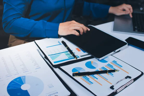 İş kadınları mali verileri analiz ediyor, ofisteki yatırım stratejisini tartışıyor