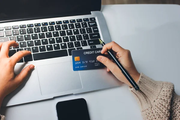 Kapanmış adam dizüstü bilgisayarı kullan kredi kartı kullan cep telefonu kullan kahve dükkanında masaya otur, dinlenme dinlenme dinlenme dinlenme dinlenme boş zamanlarında serbest mobil konsepte odaklan nesneye odaklan