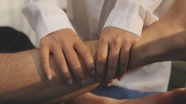 Doktor bir hastaya bacak tedavisi yapıyor.