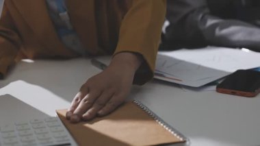 Ofiste çalışan denetçi ve muhasebeci ekibi mali verileri ve muhasebe kayıtlarını hesap makinesiyle analiz ediyor. Muhasebe şirketi kârlı nakit akışı için finansman ve vergilendirme planlaması sağlıyor