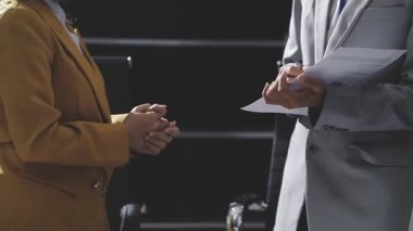 Ofiste çalışan denetçi ve muhasebeci ekibi mali verileri ve muhasebe kayıtlarını hesap makinesiyle analiz ediyor. Muhasebe şirketi kârlı nakit akışı için finansman ve vergilendirme planlaması sağlıyor