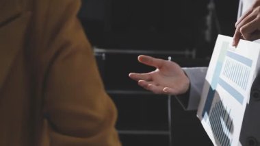 Ofiste çalışan denetçi ve muhasebeci ekibi mali verileri ve muhasebe kayıtlarını hesap makinesiyle analiz ediyor. Muhasebe şirketi kârlı nakit akışı için finansman ve vergilendirme planlaması sağlıyor