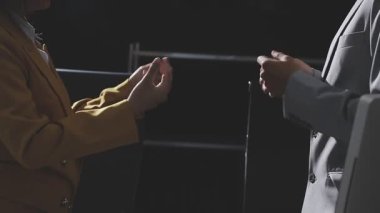 Ofiste çalışan denetçi ve muhasebeci ekibi mali verileri ve muhasebe kayıtlarını hesap makinesiyle analiz ediyor. Muhasebe şirketi kârlı nakit akışı için finansman ve vergilendirme planlaması sağlıyor