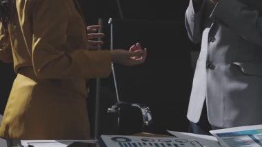 Ofiste çalışan denetçi ve muhasebeci ekibi mali verileri ve muhasebe kayıtlarını hesap makinesiyle analiz ediyor. Muhasebe şirketi kârlı nakit akışı için finansman ve vergilendirme planlaması sağlıyor