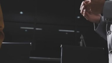 Ofiste çalışan denetçi ve muhasebeci ekibi mali verileri ve muhasebe kayıtlarını hesap makinesiyle analiz ediyor. Muhasebe şirketi kârlı nakit akışı için finansman ve vergilendirme planlaması sağlıyor