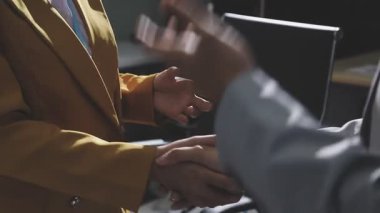 Ofiste çalışan denetçi ve muhasebeci ekibi mali verileri ve muhasebe kayıtlarını hesap makinesiyle analiz ediyor. Muhasebe şirketi kârlı nakit akışı için finansman ve vergilendirme planlaması sağlıyor