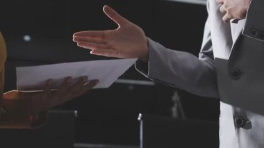 Ofiste çalışan denetçi ve muhasebeci ekibi mali verileri ve muhasebe kayıtlarını hesap makinesiyle analiz ediyor. Muhasebe şirketi kârlı nakit akışı için finansman ve vergilendirme planlaması sağlıyor