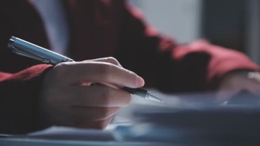 Ofiste çalışan denetçi ve muhasebeci ekibi mali verileri ve muhasebe kayıtlarını hesap makinesiyle analiz ediyor. Muhasebe şirketi kârlı nakit akışı için finansman ve vergilendirme planlaması sağlıyor