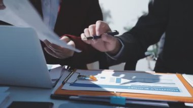 Ofiste çalışan denetçi ve muhasebeci ekibi mali verileri ve muhasebe kayıtlarını hesap makinesiyle analiz ediyor. Muhasebe şirketi kârlı nakit akışı için finansman ve vergilendirme planlaması sağlıyor