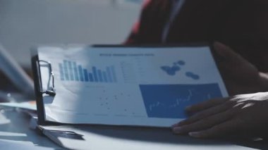 Ofiste çalışan denetçi ve muhasebeci ekibi mali verileri ve muhasebe kayıtlarını hesap makinesiyle analiz ediyor. Muhasebe şirketi kârlı nakit akışı için finansman ve vergilendirme planlaması sağlıyor