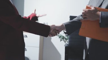 Ofiste çalışan denetçi ve muhasebeci ekibi mali verileri ve muhasebe kayıtlarını hesap makinesiyle analiz ediyor. Muhasebe şirketi kârlı nakit akışı için finansman ve vergilendirme planlaması sağlıyor