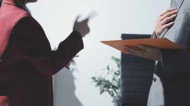 Ofiste çalışan denetçi ve muhasebeci ekibi mali verileri ve muhasebe kayıtlarını hesap makinesiyle analiz ediyor. Muhasebe şirketi kârlı nakit akışı için finansman ve vergilendirme planlaması sağlıyor