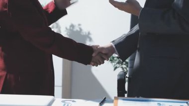 Ofiste çalışan denetçi ve muhasebeci ekibi mali verileri ve muhasebe kayıtlarını hesap makinesiyle analiz ediyor. Muhasebe şirketi kârlı nakit akışı için finansman ve vergilendirme planlaması sağlıyor