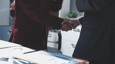 Ofiste çalışan denetçi ve muhasebeci ekibi mali verileri ve muhasebe kayıtlarını hesap makinesiyle analiz ediyor. Muhasebe şirketi kârlı nakit akışı için finansman ve vergilendirme planlaması sağlıyor