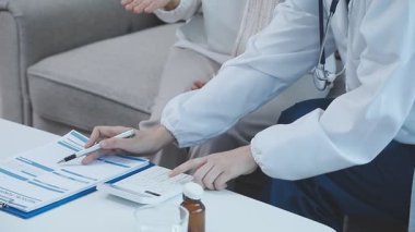 Doktor, hasta ve danışma odasında destek, empati ve duyuru ile el ele tutuşuyoruz. Sıhhiye, kişi ve bakım konfor, teşhis ve hastanedeki sağlık hizmetlerine yardım