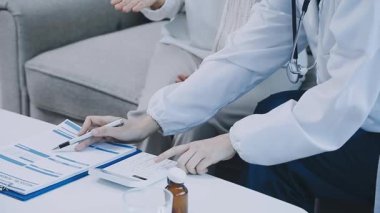 Doktor, hasta ve danışma odasında destek, empati ve duyuru ile el ele tutuşuyoruz. Sıhhiye, kişi ve bakım konfor, teşhis ve hastanedeki sağlık hizmetlerine yardım