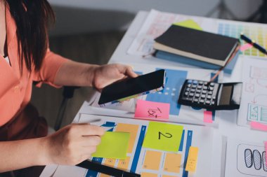 UI UX web tasarımcısı ekibi UI UX ön uç tasarımcısı önizlemeleri ile mobil yanıt veren web siteleri geliştirmek için birlikte çalışıyor