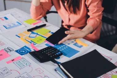 UI UX web tasarımcısı ekibi UI UX ön uç tasarımcısı önizlemeleri ile mobil yanıt veren web siteleri geliştirmek için birlikte çalışıyor