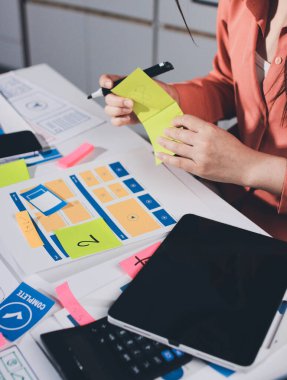 UI UX web tasarımcısı ekibi UI UX ön uç tasarımcısı önizlemeleri ile mobil yanıt veren web siteleri geliştirmek için birlikte çalışıyor