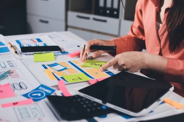 UI UX web tasarımcısı ekibi UI UX ön uç tasarımcısı önizlemeleri ile mobil yanıt veren web siteleri geliştirmek için birlikte çalışıyor