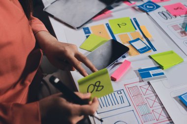 UI UX web tasarımcısı ekibi UI UX ön uç tasarımcısı önizlemeleri ile mobil yanıt veren web siteleri geliştirmek için birlikte çalışıyor