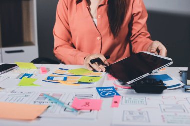 UI UX web tasarımcısı ekibi UI UX ön uç tasarımcısı önizlemeleri ile mobil yanıt veren web siteleri geliştirmek için birlikte çalışıyor