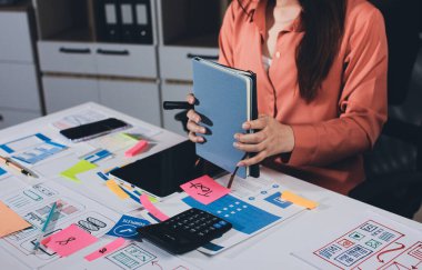 UI UX web tasarımcısı ekibi UI UX ön uç tasarımcısı önizlemeleri ile mobil yanıt veren web siteleri geliştirmek için birlikte çalışıyor