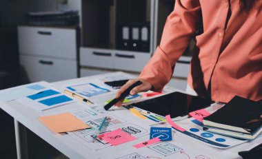 UI UX web tasarımcısı ekibi UI UX ön uç tasarımcısı önizlemeleri ile mobil yanıt veren web siteleri geliştirmek için birlikte çalışıyor