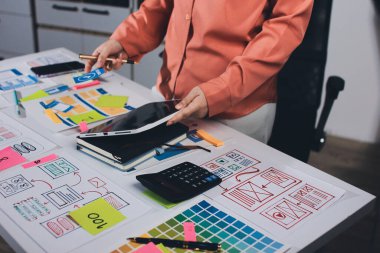 UI UX web tasarımcısı ekibi UI UX ön uç tasarımcısı önizlemeleri ile mobil yanıt veren web siteleri geliştirmek için birlikte çalışıyor