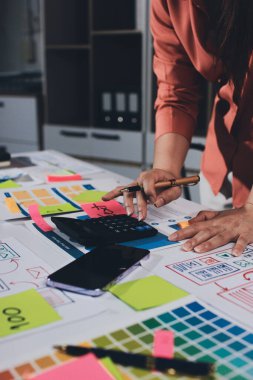 UI UX web tasarımcısı ekibi UI UX ön uç tasarımcısı önizlemeleri ile mobil yanıt veren web siteleri geliştirmek için birlikte çalışıyor