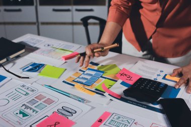 UI UX web tasarımcısı ekibi UI UX ön uç tasarımcısı önizlemeleri ile mobil yanıt veren web siteleri geliştirmek için birlikte çalışıyor