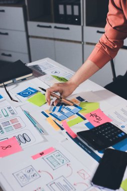 UI UX web tasarımcısı ekibi UI UX ön uç tasarımcısı önizlemeleri ile mobil yanıt veren web siteleri geliştirmek için birlikte çalışıyor