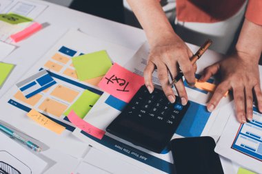 UI UX web tasarımcısı ekibi UI UX ön uç tasarımcısı önizlemeleri ile mobil yanıt veren web siteleri geliştirmek için birlikte çalışıyor