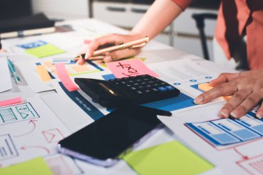 UI UX web tasarımcısı ekibi UI UX ön uç tasarımcısı önizlemeleri ile mobil yanıt veren web siteleri geliştirmek için birlikte çalışıyor