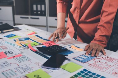 UI UX web tasarımcısı ekibi UI UX ön uç tasarımcısı önizlemeleri ile mobil yanıt veren web siteleri geliştirmek için birlikte çalışıyor