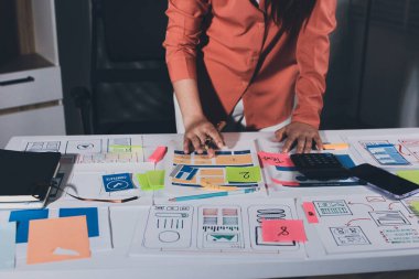 UI UX web tasarımcısı ekibi UI UX ön uç tasarımcısı önizlemeleri ile mobil yanıt veren web siteleri geliştirmek için birlikte çalışıyor