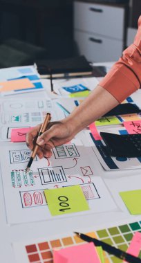 UI UX web tasarımcısı ekibi UI UX ön uç tasarımcısı önizlemeleri ile mobil yanıt veren web siteleri geliştirmek için birlikte çalışıyor