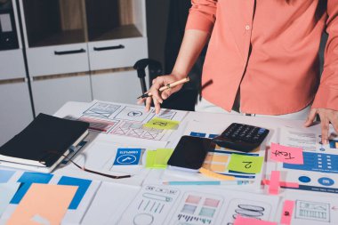 UI UX web tasarımcısı ekibi UI UX ön uç tasarımcısı önizlemeleri ile mobil yanıt veren web siteleri geliştirmek için birlikte çalışıyor